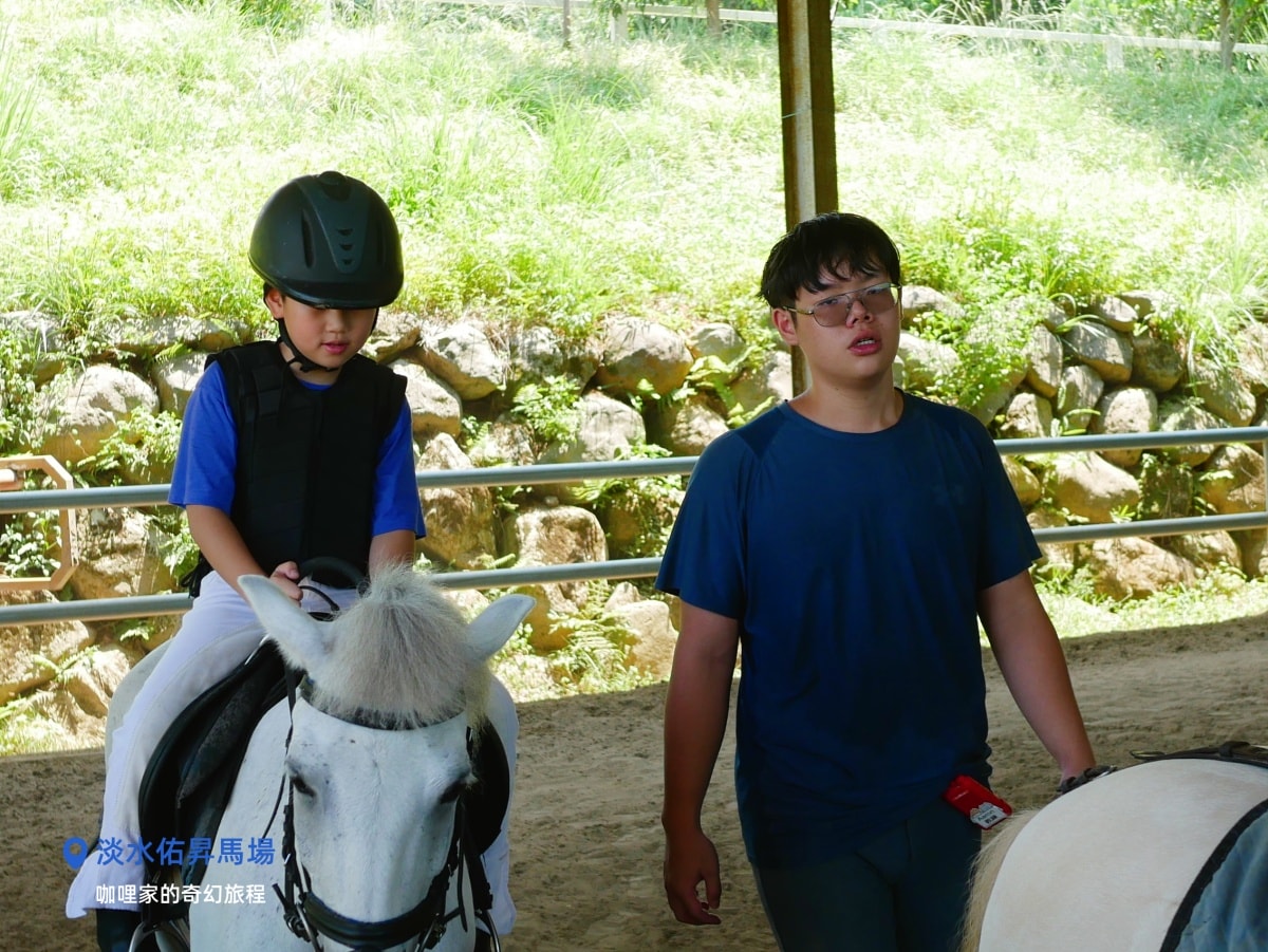 淡水佑昇馬場:一個適合慶生、騎馬與親近小馬的樂園,馬術愛好者必來 - 第13張圖